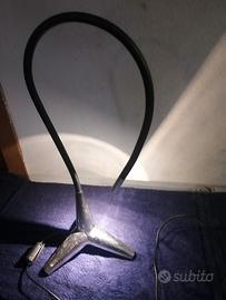 lampada da tavolo con luce concentra 