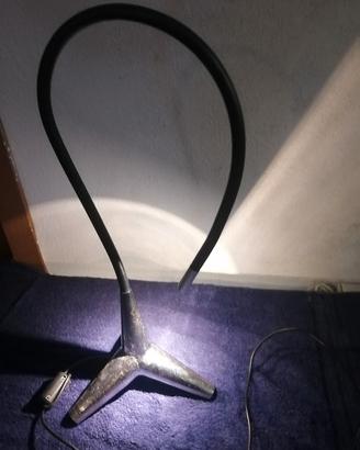 lampada da tavolo con luce concentra 