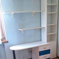 Scrivania con cassettiera e libreria