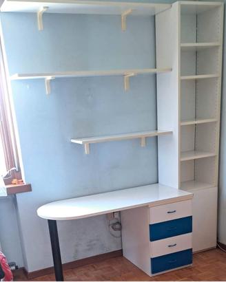 Scrivania con cassettiera e libreria