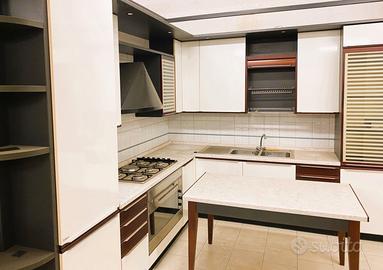 Cucina in legno laminato bianco