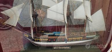 modellino nave dentro televisore antico