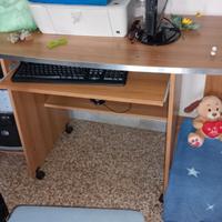 Scrivania , sedia e mensola