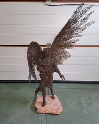 scultura angelo con bambino