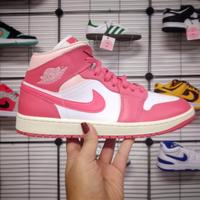 Air Jordan 1 Mid WMNS Strawberry 2023 numero 44