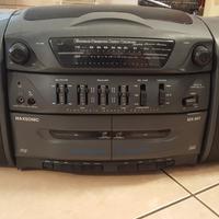 Vecchia radio con mangiacassette