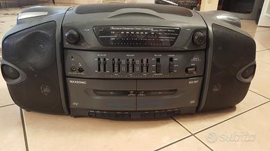 Vecchia radio con mangiacassette