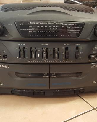 Vecchia radio con mangiacassette