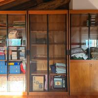 Libreria con ante in vetro scorrevoli