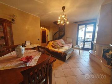 Villa di 300 m² con più di 5 locali e box auto a S