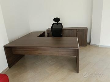 Scrivania e mobile ufficio