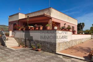 Villa con giardino