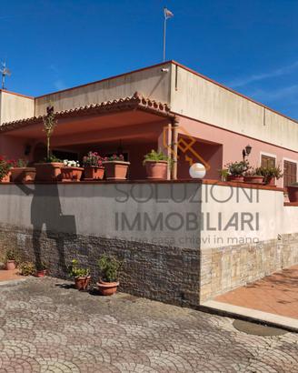 Villa con giardino