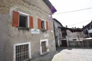 Casa indipendente di 200 m² con più di 5 locali a 