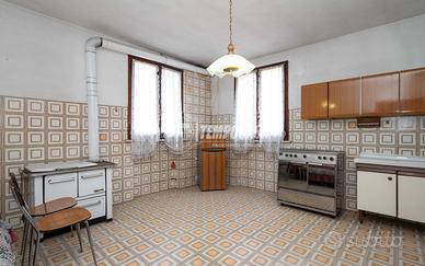 CASA INDIPENDENTE CON AMPIO GIARDINO A CARPINETI