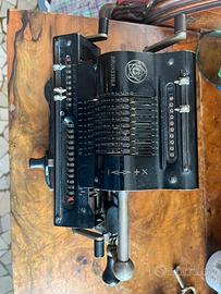 Calcolatrice meccanica antica