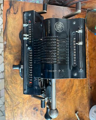 Calcolatrice meccanica antica