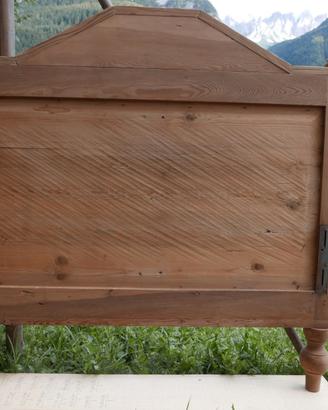 Letto vecchio in larice