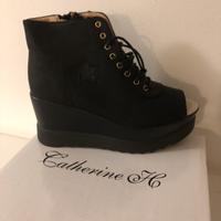 Scarpe allacciate con zeppa