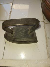 Antico ferro da stiro in ghisa primi '900