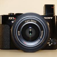 SONY RX1R II (RX1RM2) con custodia Sony LCJ-RXH