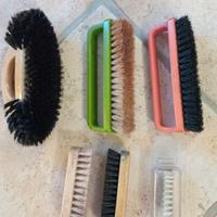 Spazzole per vestiti e scarpe.