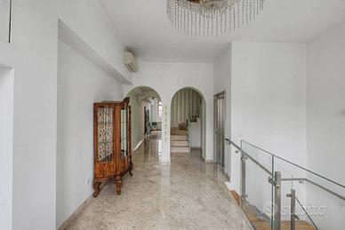 Casa indipendente di 285 m² con più di 5 locali a 