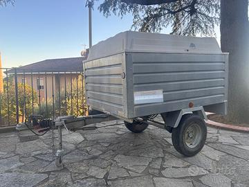 Carrello-rimorchio adibito a trasporto animali