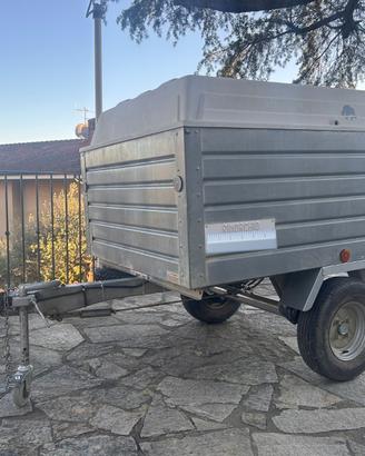 Carrello-rimorchio adibito a trasporto animali