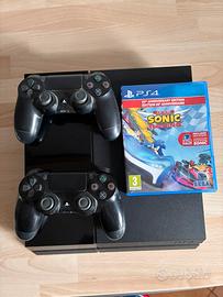 console playstation 4 con due controller e gioco