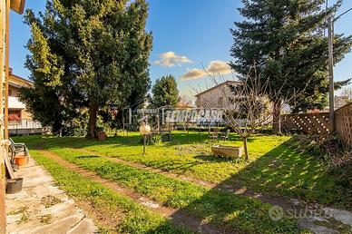 Villa Bifamiliare da Ristrutturare con giardino