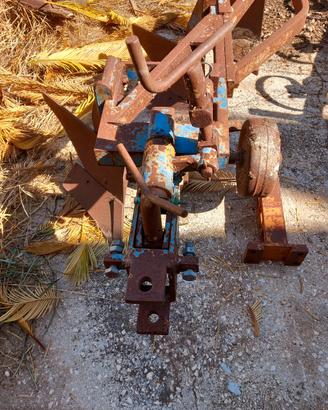 aratro per trattorino  prendo permute agricole o r