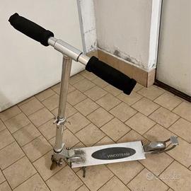 Monopattino in acciaio con cavalletto