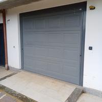 Porta basculante motorizzata coibentata