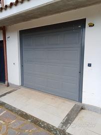 Porta basculante motorizzata coibentata