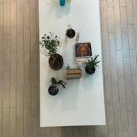 Mobili arredo bianchi, banconi, mensole, luci 