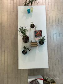 Mobili arredo bianchi, banconi, mensole, luci 