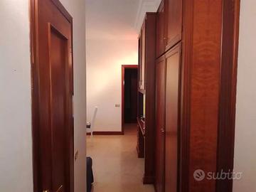 Guardaroba, libreria, scrivania in legno massello