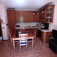 tavolo allungabile in legno con 6 sedie 