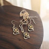 Sette composto da orecchini, collane e anello