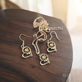 Sette composto da orecchini, collane e anello