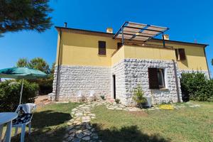 Bilocale con giardino e piscina a 600m dal mare