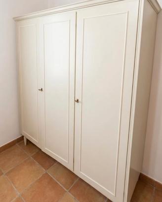 Armadio a 3 ante color crema con cornice