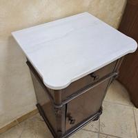 Comodino in legno antico