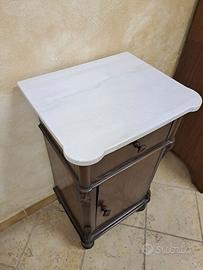 Comodino in legno antico