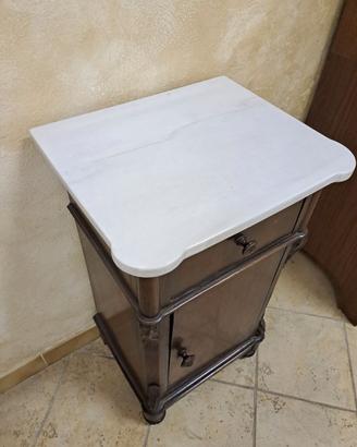 Comodino in legno antico