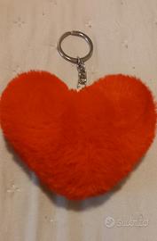 portachiavi di peluche rosso a forma di cuore