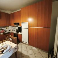 cucina con elettrodomestici 