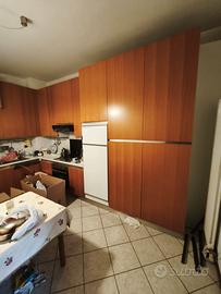 cucina con elettrodomestici 