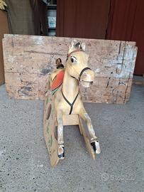 Cavallo a dondolo migliorato antico
